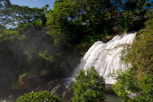 Huluganga Şelalesi, Sri Lanka 'nın Kandy Bölgesi' nde Huluganga Town 'da yer alan bir şelaledir. Hulu Nehri, Knuckles Dağları 'ndan geliyor..