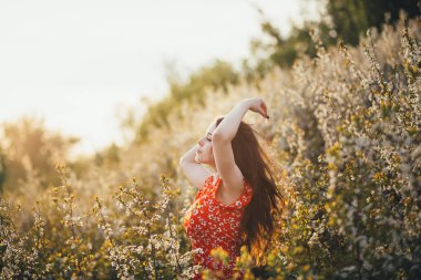 doğada bir kızın portresi