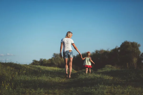 Mamma Och Dotter Går Till Sommarparken Med Handen — Stockfoto