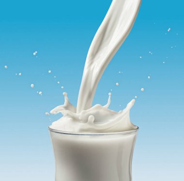 Sütlü çilekler bardaklara dökülüyordu. Arkaplan silinirken izole edildi