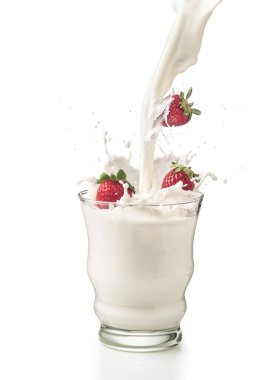 Sütlü çilekler bardaklara dökülüyordu. Arkaplan silinirken izole edildi