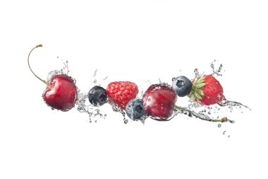 Su sıçratan meyveler, beyaz arka planda izole