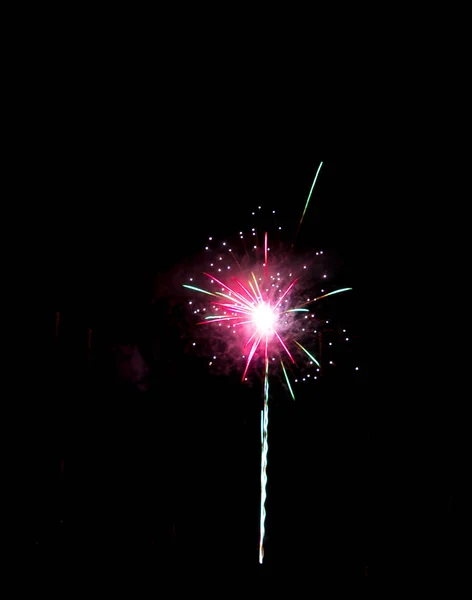 Uma explosão de fogos de artifício agradável — Fotografia de Stock