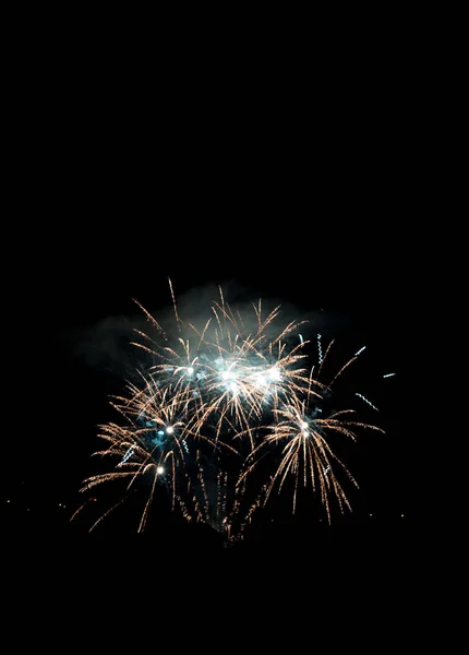Una bonita explosión de fuegos artificiales — Foto de Stock