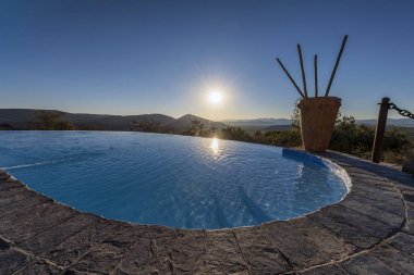 güzel bir manzara bir havuzda