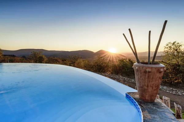 güzel bir manzara bir havuzda