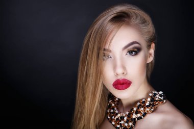 kadın büyük kırmızı dudaklar