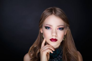 kadın parlak makyaj