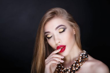 kadın büyük kırmızı dudaklar