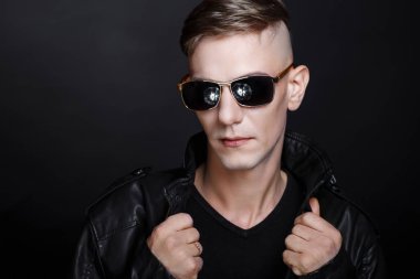 Siyah gözlüklü adam