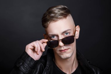 Siyah gözlüklü adam