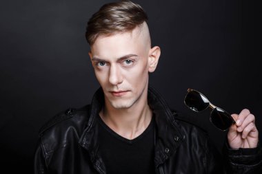 Siyah gözlüklü adam