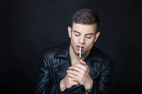 Man met sigaret — Stockfoto