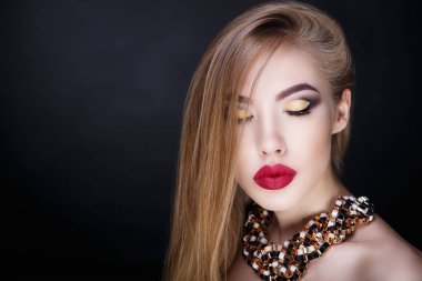 kadın büyük kırmızı dudaklar