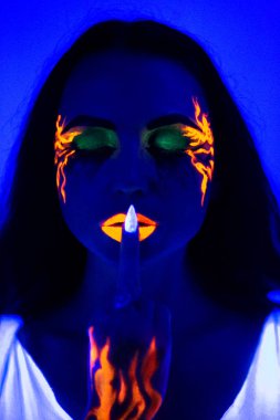 Seksi kadın uv ışık neon yapmak güzeli