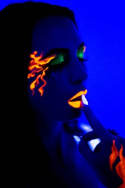 Seksi kadın uv ışık neon yapmak güzeli