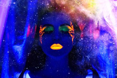 Seksi kadın uv ışık neon yapmak güzeli
