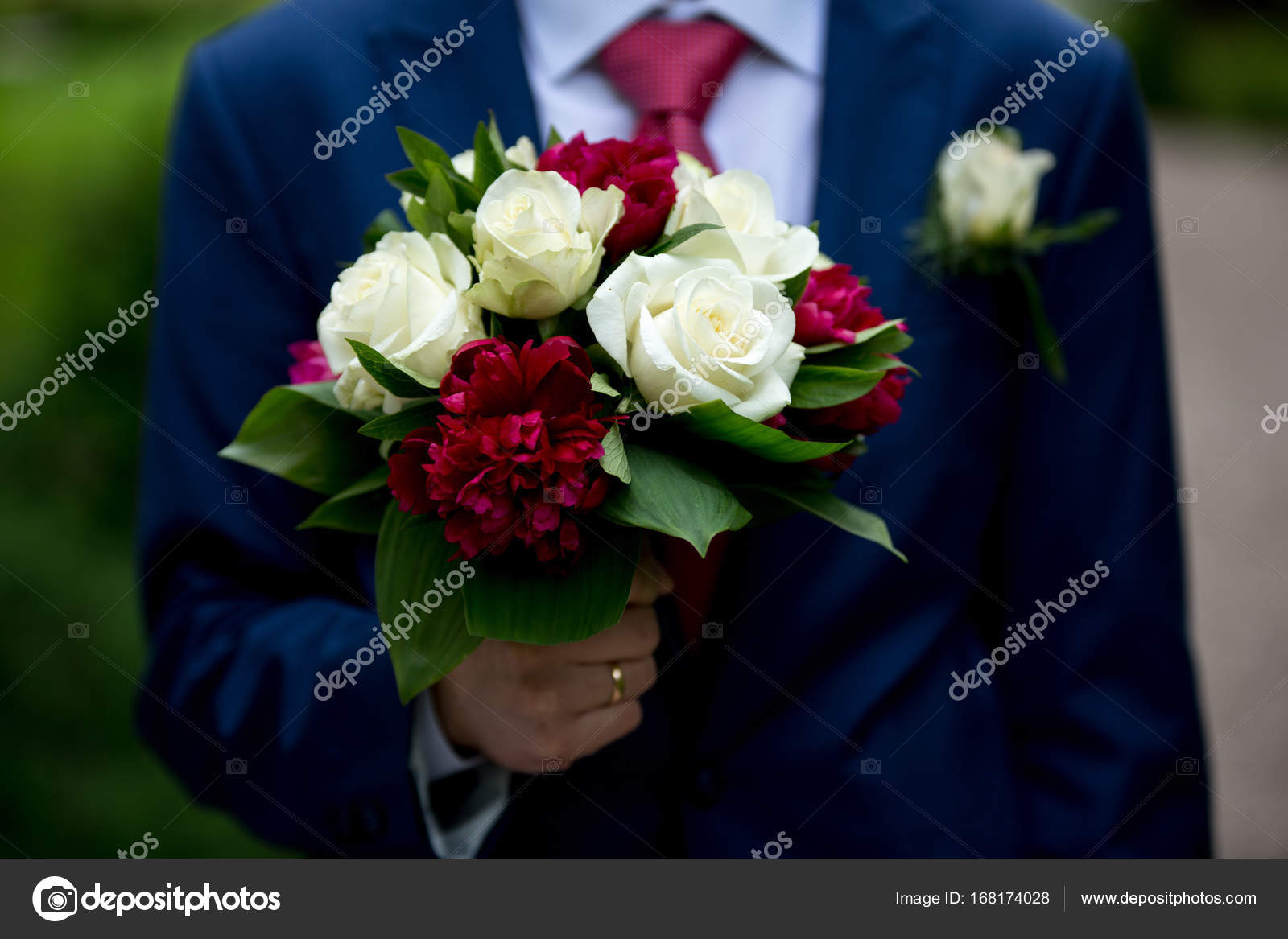 Homme Avec Bouquet De Fleurs Photographie Olgaosa 168174028