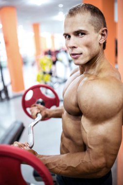 Mükemmel vücut atletik erkek