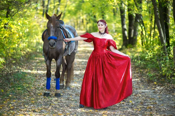 馬の近くの女性 — ストック写真