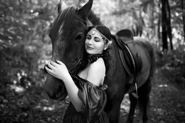 Woman near horse — Stock Photo, Image