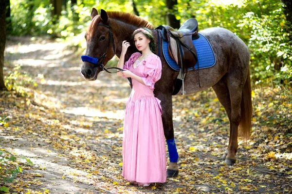 Žena poblíž velký kůň — Stock fotografie