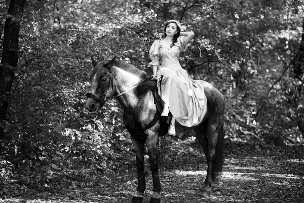 Mujer con caballo — Foto de Stock
