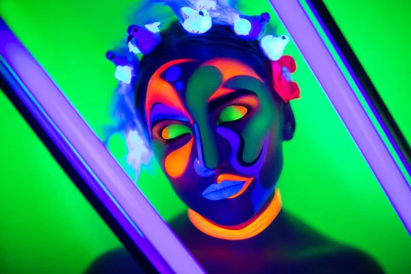 Kobieta neon light — Zdjęcie stockowe