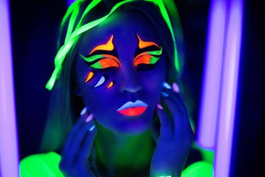 Kadın neon sanat