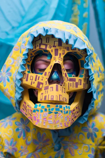 Kobieta z maską czaszki Zdjęcia Stockowe bez tantiem
