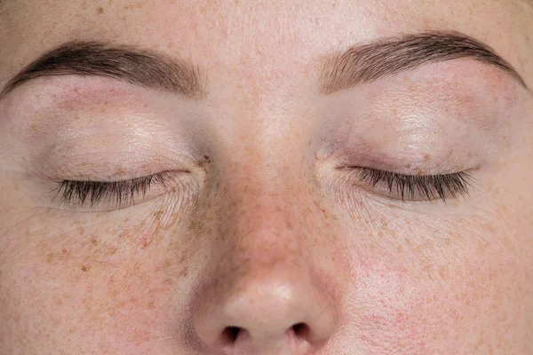 Dois olhos fechados perfeito olhos sobrancelhas — Fotografia de Stock