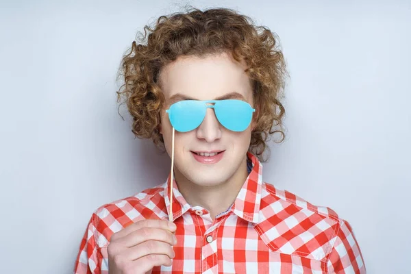 Man met blauwe brillen — Stockfoto