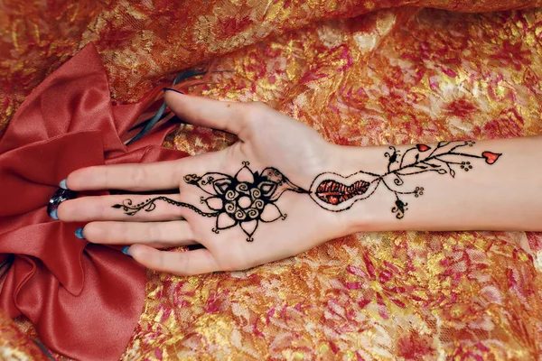 Foto de Mehendi en mano de palma — Foto de Stock