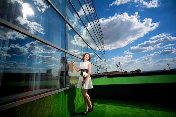 Woman near glass building — Stock Photo, Image
