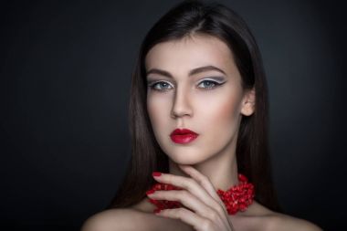 Kırmızı dudaklı kadın