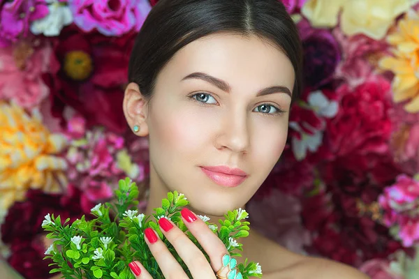 Portrait of young beautiful girl near flowers — Stock Photo, Image