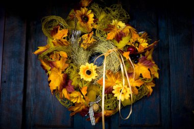 süsleme çelenk duvara 