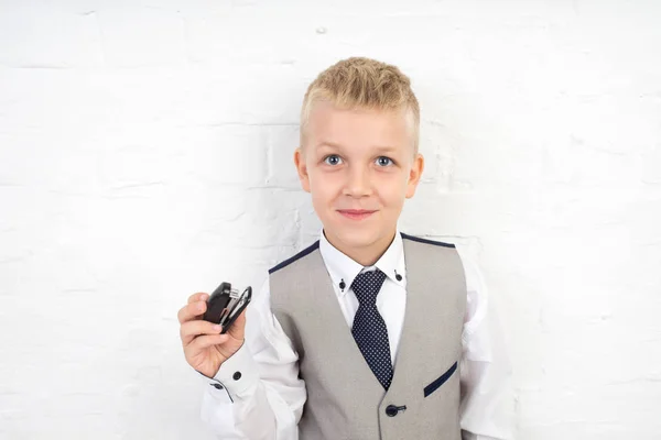 Niño sosteniendo grapadora — Foto de Stock