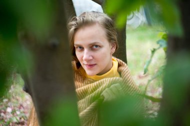 Kız bir battaniyeye sarılmış