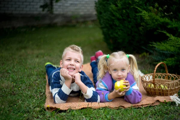 Kız çocuk piknik — Stok fotoğraf