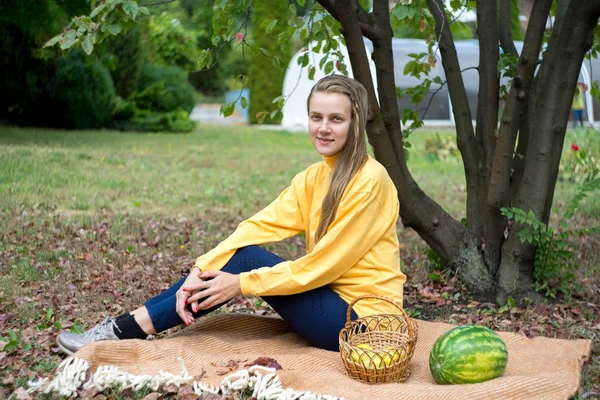 Meisje herfst picknick — Stockfoto