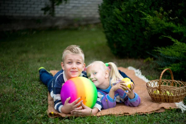 Girl boy picnic — Stock Photo, Image