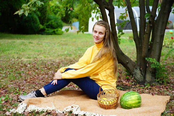 Meisje herfst picknick — Stockfoto