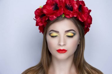 Kırmızı çiçek çelenk