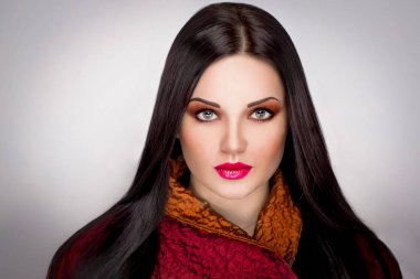 Kadın kahverengi makyaj ile