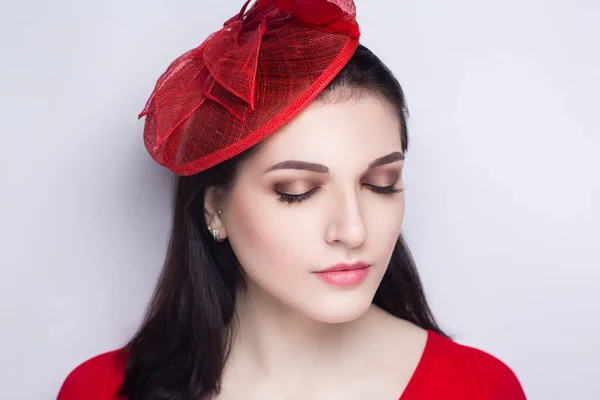 Vrouw rode hoed — Stockfoto