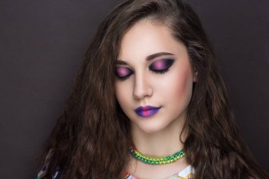 uzun kahverengi saçlı