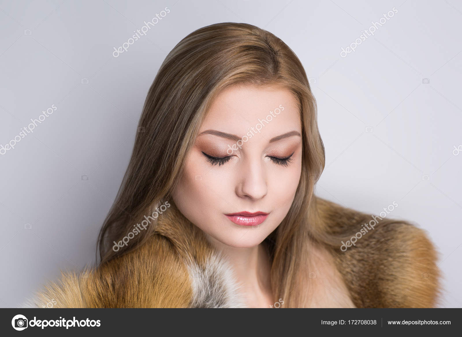 Yeux brillants de luxe maquillage, rouge à lèvres lèvres beige brillant. Fond gris de photo professionnel modèle exclusif vip