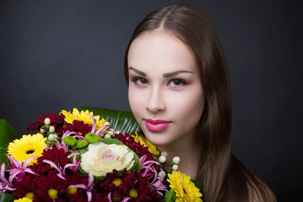 Femme avec des fleurs — Photo