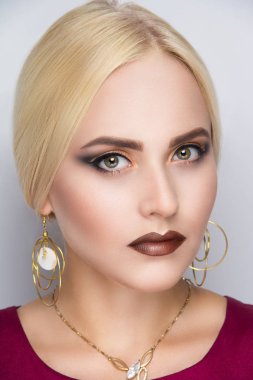 Altın gözlerini kapat